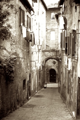 Wandering the Back Streets - Sienna, coming back up the hill